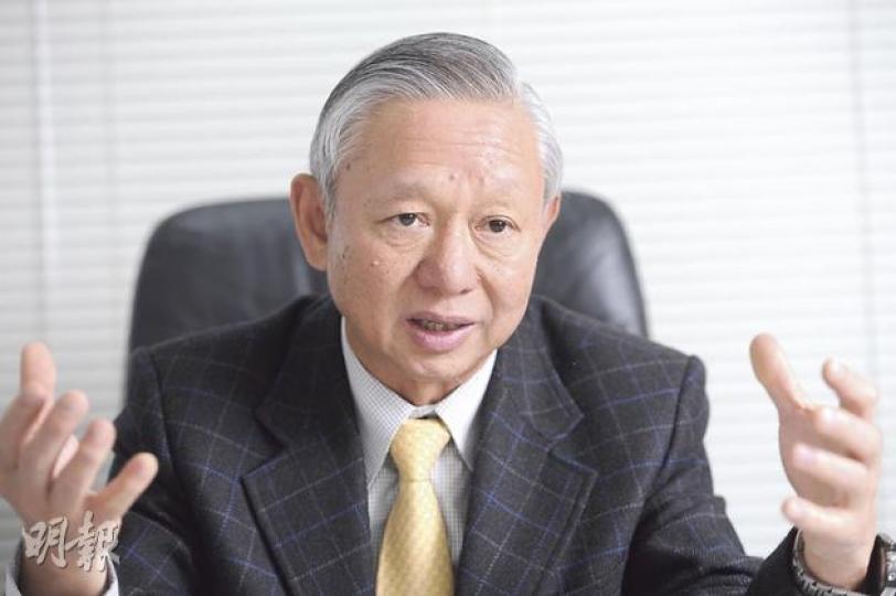 前保安局長李少光參選港區人代,他昨接受本報專訪時,承認曾有「內地朋友」邀請他繼續為香港服務,但拒絕透露對方是否中聯辦的人。 (尹錦恩攝) 前保安局長李少光參選港區人代,他昨接受本報專訪時,承認曾有「內地朋友」邀請他繼續為香港服務,但拒絕透露對方是否中聯辦的人。 (尹錦恩攝)