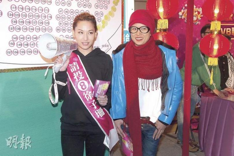 徐子珊掛綵帶兼以大聲公向同事拉票,邵美琪走唔甩被捉住。(攝影﹕梁迺楠)TVB行政主席梁乃鵬率高層樂易玲、區偉林、 李寶安、曾勵珍與余詠珊祝酒戰意高昂。(攝影﹕梁迺楠)陳豪(左起)、黎耀祥、岑杏賢、朱千雪、徐子珊及曾志偉齊齊食台慶盆菜暖在心。(攝影﹕梁迺楠)胡杏兒與徐子珊投票選最佳男、女配角等獎項。(攝影﹕梁迺楠) 徐子珊掛綵帶兼以大聲公向同事拉票,邵美琪走唔甩被捉住。(攝影﹕梁迺楠)TVB行政主席梁乃鵬率高層樂易玲、區偉林、 李寶安、曾勵珍與余詠珊祝酒戰意高昂。(攝影﹕梁迺楠)陳豪(左起)、黎耀祥、岑杏賢、朱千雪、徐子珊及曾志偉齊齊食台慶盆菜暖在心。(攝影﹕梁迺楠)胡杏兒與徐子珊投票選最佳男、女配角等獎項。(攝影﹕梁迺楠)
