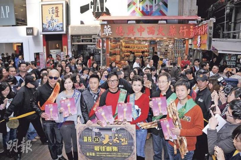《大太監》一眾演員黃浩然(左起)、胡定欣、曹永廉、黎耀祥、陳茵媺、岳華及陳國邦昨日到旺角及尖沙嘴拉票,吸引不少市民圍觀。(攝影/記者﹕梁榮達) 《大太監》一眾演員黃浩然(左起)、胡定欣、曹永廉、黎耀祥、陳茵媺、岳華及陳國邦昨日到旺角及尖沙嘴拉票,吸引不少市民圍觀。(攝影/記者﹕梁榮達)