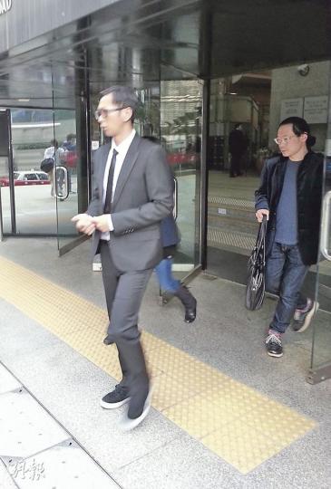 陳偉雄(黑領帶者)與梁永傑昨到庭應訊後,未有停步回應大批記者提問,即登私家車離去。(林綺琪攝) 陳偉雄(黑領帶者)與梁永傑昨到庭應訊後,未有停步回應大批記者提問,即登私家車離去。(林綺琪攝)