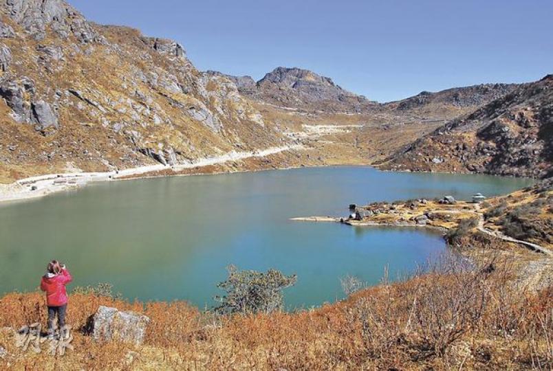 Tsongmo Lake面積不大,但在秋日的晴空下卻頗秀美。(郭瑋瑋攝)乘登山吊車,最能欣賞甘托克的山城景致。(郭瑋瑋攝)Tsongmo Lake旁邊食店的老闆,穿的民族服與藏族的頗相似。(郭瑋瑋攝)錫金曾是佛教王國,處處可見繽紛的經幡。(郭瑋瑋攝)一群年輕僧侶,來到甘托克的商店步行街逛街。(郭瑋瑋攝)天朗氣清的話,可由甘托克清楚看到世界第三高峰干城章嘉峰的美景。(郭瑋瑋攝)遊客可在Tsongmo Lake旁租用牦牛上山觀湖。(郭瑋瑋攝)Nor-Khill Hotel下午茶的茶具,都是刻有酒店名 Tsongmo Lake面積不大,但在秋日的晴空下卻頗秀美。(郭瑋瑋攝)乘登山吊車,最能欣賞甘托克的山城景致。(郭瑋瑋攝)Tsongmo Lake旁邊食店的老闆,穿的民族服與藏族的頗相似。(郭瑋瑋攝)錫金曾是佛教王國,處處可見繽紛的經幡。(郭瑋瑋攝)一群年輕僧侶,來到甘托克的商店步行街逛街。(郭瑋瑋攝)天朗氣清的話,可由甘托克清楚看到世界第三高峰干城章嘉峰的美景。(郭瑋瑋攝)遊客可在Tsongmo Lake旁租用牦牛上山觀湖。(郭瑋瑋攝)Nor-Khill Hotel下午茶的茶具,都是刻有酒店名