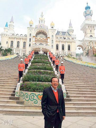 11月正式開業的龍鳳山莊,擁有逾50個特色景點,吸引新人前往拍攝婚紗相。圖為嘉利國際主席何焯輝在龍鳳山莊景點「古堡」的正門。(魏嘉儀攝) 11月正式開業的龍鳳山莊,擁有逾50個特色景點,吸引新人前往拍攝婚紗相。圖為嘉利國際主席何焯輝在龍鳳山莊景點「古堡」的正門。(魏嘉儀攝)