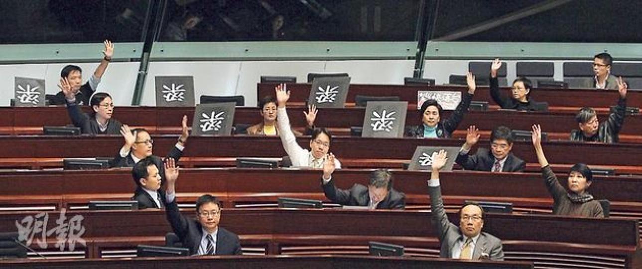 立法會大會昨晚就行政長官不信任動議投票,泛民議員手持「倒梁」紙牌,齊齊投贊成票,但議案在地區選區通過,在功能組別遭否決,故分組點票下不獲通過。(李澤彤攝)行政長官梁振英昨巡視房協資助房屋青衣「綠悠雅苑」地盤時,再次承認在處理僭建問題上有疏忽,又說已經在立法會全面交代和道歉,希望事件告一段落。(葉家豪攝) 立法會大會昨晚就行政長官不信任動議投票,泛民議員手持「倒梁」紙牌,齊齊投贊成票,但議案在地區選區通過,在功能組別遭否決,故分組點票下不獲通過。(李澤彤攝)行政長官梁振英昨巡視房協資助房屋青衣「綠悠雅苑」地盤時,再次承認在處理僭建問題上有疏忽,又說已經在立法會全面交代和道歉,希望事件告一段落。(葉家豪攝)