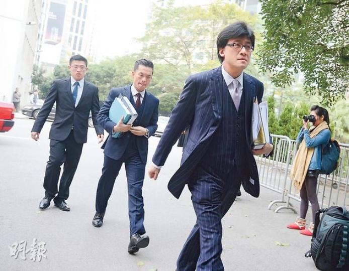 南丫島附近撞船事故調查委員會代表律師石永泰(前),昨帶同多份報告到庭展開正式研訊。他在陳辭中披露海泰號及南丫四號在撞前3分鐘,無論肉眼或雷達都可察知對方位置,但最終在當晚8時20分相撞。(盧翊銘攝) 南丫島附近撞船事故調查委員會代表律師石永泰(前),昨帶同多份報告到庭展開正式研訊。他在陳辭中披露海泰號及南丫四號在撞前3分鐘,無論肉眼或雷達都可察知對方位置,但最終在當晚8時20分相撞。(盧翊銘攝)
