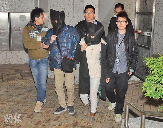 警方拘捕一對居於深水埗富昌邨的夫婦(圖),疑他們安排6名內地年輕妓女偷渡來港賣淫,其中年紀最輕的只有14歲。(蔡方山攝)警方把內地雛妓賣淫集團的香港主腦帶走調查,並檢獲萬多元現金及手機等證物。(蔡方山攝) 警方拘捕一對居於深水埗富昌邨的夫婦(圖),疑他們安排6名內地年輕妓女偷渡來港賣淫,其中年紀最輕的只有14歲。(蔡方山攝)警方把內地雛妓賣淫集團的香港主腦帶走調查,並檢獲萬多元現金及手機等證物。(蔡方山攝)