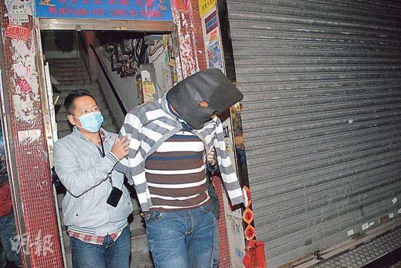 警方在鴨寮街拘捕一名28歲尼日利亞籍男子,並搜出2.5公斤總值250萬元的毒品可卡因。(伍浦鋒攝) 警方在鴨寮街拘捕一名28歲尼日利亞籍男子,並搜出2.5公斤總值250萬元的毒品可卡因。(伍浦鋒攝)