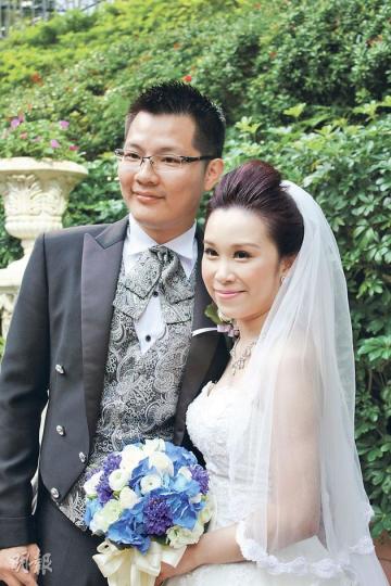 雖然喺中環碼頭行婚禮,但葉生同葉太特登早一個鐘去香港公園紅棉路呢個結婚勝地影婚紗相,佢哋話知道今日好難訂酒席,所以押後一年多啲,到2014年3月1日先擺酒,亦都係攞好意頭。(楊德銘攝) 雖然喺中環碼頭行婚禮,但葉生同葉太特登早一個鐘去香港公園紅棉路呢個結婚勝地影婚紗相,佢哋話知道今日好難訂酒席,所以押後一年多啲,到2014年3月1日先擺酒,亦都係攞好意頭。(楊德銘攝)