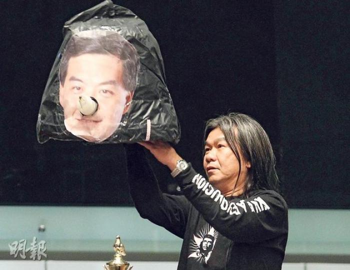 梁國雄被網民選為「末日救世主」,佢話自己連70歲以上嘅長者都救唔到,網民揀佢實在太幽默,又話目前只係想打救梁振英。(李澤彤攝) 梁國雄被網民選為「末日救世主」,佢話自己連70歲以上嘅長者都救唔到,網民揀佢實在太幽默,又話目前只係想打救梁振英。(李澤彤攝)