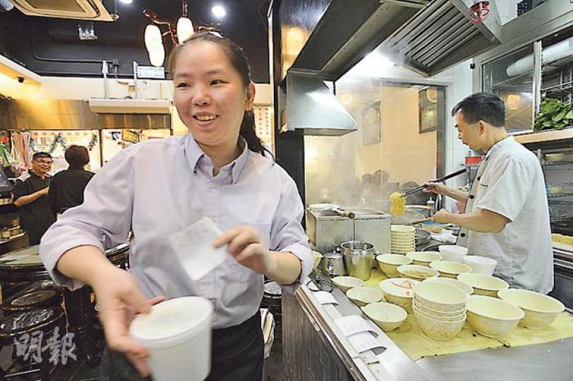 剛獲米芝蓮推介的好旺角麵家人流暢旺,但店主無奈指出,兩間分店長期缺1至2名員工,而洗碗工更是不停換人。(鄧宗弘攝) 剛獲米芝蓮推介的好旺角麵家人流暢旺,但店主無奈指出,兩間分店長期缺1至2名員工,而洗碗工更是不停換人。(鄧宗弘攝)