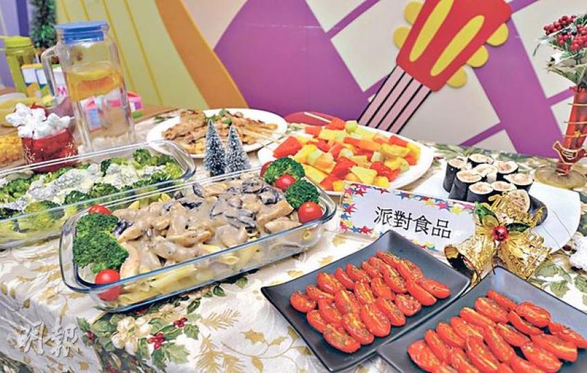 聖誕將至,衛生署建議學校以蒸、焯、焗等方法烹調食物,並提供更多蔬菜。(葉家豪攝)小六生李益津本來運動一會已氣喘,參加籃球興趣班後減去了約兩公斤,也少了在家吃零食,戒掉了日吃兩包薯片的習慣。(袁柏恩攝) 聖誕將至,衛生署建議學校以蒸、焯、焗等方法烹調食物,並提供更多蔬菜。(葉家豪攝)小六生李益津本來運動一會已氣喘,參加籃球興趣班後減去了約兩公斤,也少了在家吃零食,戒掉了日吃兩包薯片的習慣。(袁柏恩攝)