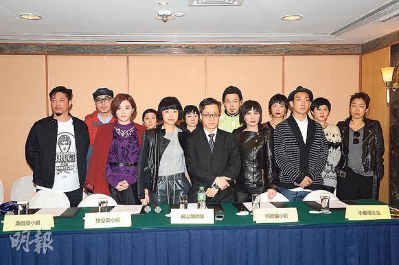 陳子聰(前排左起)、葉佩雯、徐濠縈、蘇志榮律師、何超儀及李璨琛,聯同當日飯局其中7人,昨日召開記者會。(攝影﹕黃梓烜、劉永銳)徐濠縈在記者會上神色凝重,坦言擔心家人安全,但行得正企得正,不用請保鑣。(攝影﹕黃梓烜、劉永銳) 陳子聰(前排左起)、葉佩雯、徐濠縈、蘇志榮律師、何超儀及李璨琛,聯同當日飯局其中7人,昨日召開記者會。(攝影﹕黃梓烜、劉永銳)徐濠縈在記者會上神色凝重,坦言擔心家人安全,但行得正企得正,不用請保鑣。(攝影﹕黃梓烜、劉永銳)