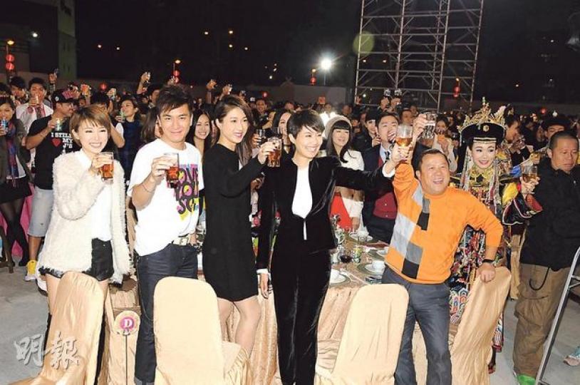 無綫昨晚再搞聯歡晚宴,馬賽、馬國明、鍾嘉欣、陳法拉、曾志偉及楊思琦等出席顯示上下一心。(攝影:孫華中)繼前晚TVB行政主席梁乃鵬(右)後,昨晚再由集團總經理李寶安(左)接力嘲王維基(下圖)。(攝影:孫華中) 無綫昨晚再搞聯歡晚宴,馬賽、馬國明、鍾嘉欣、陳法拉、曾志偉及楊思琦等出席顯示上下一心。(攝影:孫華中)繼前晚TVB行政主席梁乃鵬(右)後,昨晚再由集團總經理李寶安(左)接力嘲王維基(下圖)。(攝影:孫華中)
