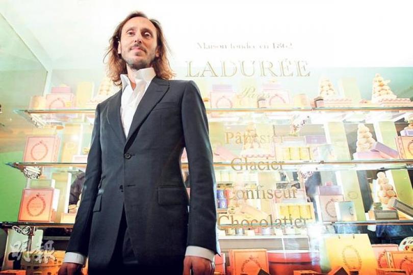 Ladurée現任總裁David Holder表示,由糖果顏色配搭到陳列產品擺設也是地道的法國風格味道。他們希望客人走進店中時,會以為自己置身在巴黎當中,有眼前一亮的感覺。(林俊源攝)在Holder集團收購發展下,Ladurée推出了不少跨界產品,亦與時裝品牌Lanvin、Tsumori Chisato和Matthew Williamson等合作推出限量版macaron,令世界各地的時尚人認識及愛上Ladurée。(林俊源攝) Ladurée現任總裁David Holder表示,由糖果顏色配搭到陳列產品擺設也是地道的法國風格味道。他們希望客人走進店中時,會以為自己置身在巴黎當中,有眼前一亮的感覺。(林俊源攝)在Holder集團收購發展下,Ladurée推出了不少跨界產品,亦與時裝品牌Lanvin、Tsumori Chisato和Matthew Williamson等合作推出限量版macaron,令世界各地的時尚人認識及愛上Ladurée。(林俊源攝)