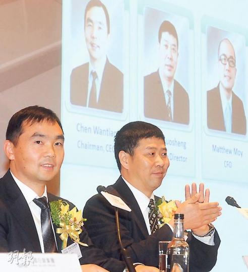 中國白銀集團認為擴產是抵禦白銀價格波動的有效途徑,稱上市集資將用於建設生產設備。圖為中國白銀主席陳萬天(左)及副總裁宋國生(右)。(劉焌陶攝) 中國白銀集團認為擴產是抵禦白銀價格波動的有效途徑,稱上市集資將用於建設生產設備。圖為中國白銀主席陳萬天(左)及副總裁宋國生(右)。(劉焌陶攝)