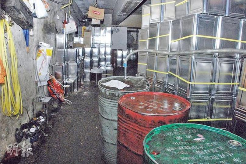 涉嫌煉製「黑心油」的永興油行昨日無開工,工場內遺下大量沒標籤的油桶,衛生惡劣。(雲錦鋒攝)食環署食物組職員昨午取得搜查令,破門進入工場,抽取3個懷疑「黑心油」樣本化驗。(雲錦鋒攝) 涉嫌煉製「黑心油」的永興油行昨日無開工,工場內遺下大量沒標籤的油桶,衛生惡劣。(雲錦鋒攝)食環署食物組職員昨午取得搜查令,破門進入工場,抽取3個懷疑「黑心油」樣本化驗。(雲錦鋒攝)