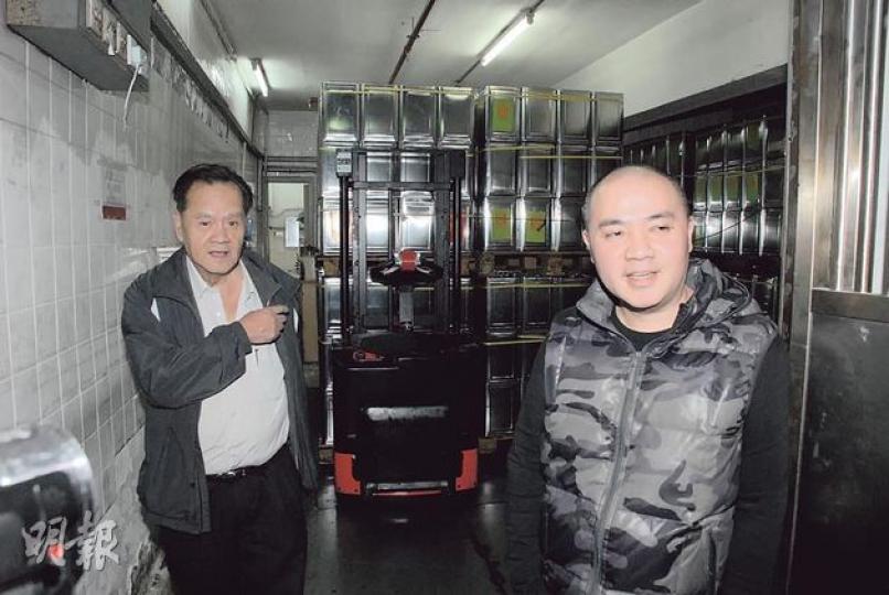 在同一幢工廈經營油廠的鄺氏父子(左為父,右為子)表示,所有他們出售的食油會貼上安全標籤,列出食用期限及油廠資料。對於有同業涉以超平價出售沒標籤的食油,兩父子指做法有可疑。(雲錦鋒攝) 在同一幢工廈經營油廠的鄺氏父子(左為父,右為子)表示,所有他們出售的食油會貼上安全標籤,列出食用期限及油廠資料。對於有同業涉以超平價出售沒標籤的食油,兩父子指做法有可疑。(雲錦鋒攝)