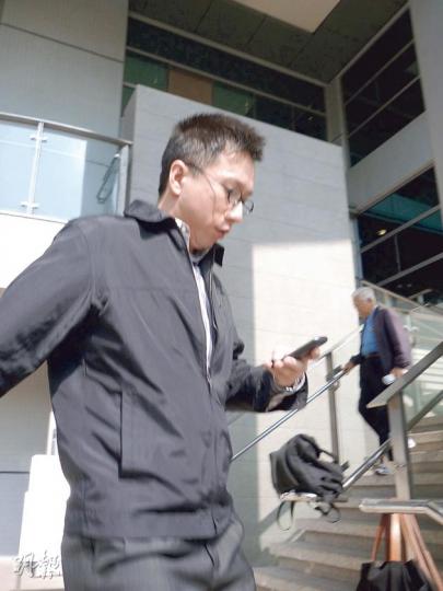 被告陳振威昨獲准保釋,散庭後急步離開九龍城裁判法院。(何海棠攝) 被告陳振威昨獲准保釋,散庭後急步離開九龍城裁判法院。(何海棠攝)
