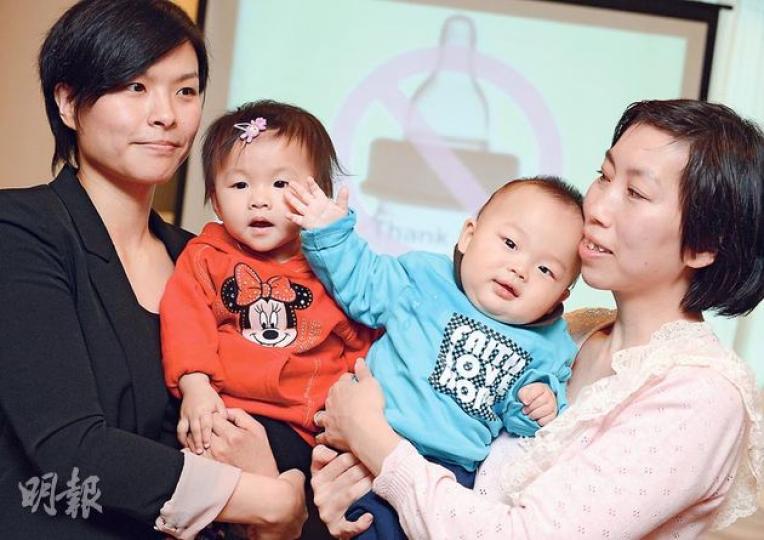 任服務業的34歲朱女士(左一)認為嬰兒食用母乳較奶粉健康,故即使工作期間因奶水過多,要常到洗手間處理,仍堅持拒餵奶粉。(盧翊銘攝) 任服務業的34歲朱女士(左一)認為嬰兒食用母乳較奶粉健康,故即使工作期間因奶水過多,要常到洗手間處理,仍堅持拒餵奶粉。(盧翊銘攝)