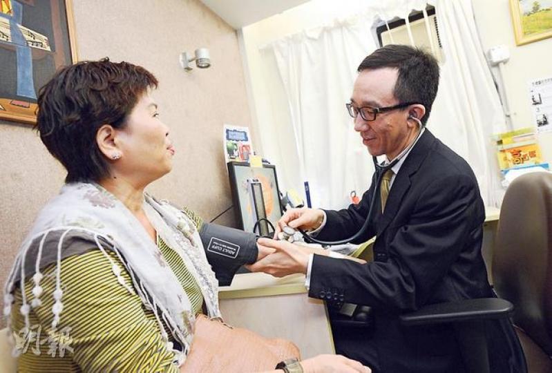 負責研究的港大社會醫學系主任梁卓偉(右)表示,大眾對高血壓認知不足,籲高血壓患者定時檢查及量血壓,昨日他為一名患有高血壓多年的女病人(左)檢查身體。(盧翊銘攝) 負責研究的港大社會醫學系主任梁卓偉(右)表示,大眾對高血壓認知不足,籲高血壓患者定時檢查及量血壓,昨日他為一名患有高血壓多年的女病人(左)檢查身體。(盧翊銘攝)