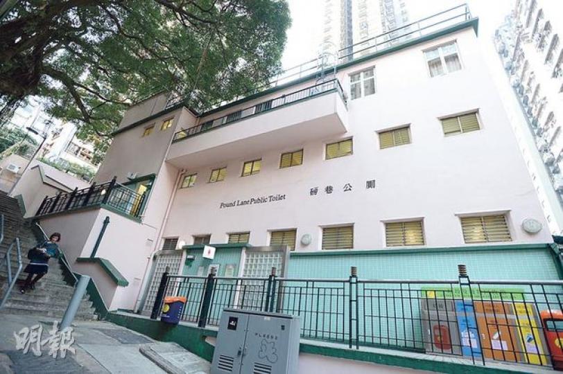 磅巷關注組指出,該區見證殖民地時代初期及上世紀初鼠疫後政府對華人社區的規劃史,磅巷公廁更是當年為改善華人社區衛生環境而建,是全港首個具備淋浴設備公廁,擔心興建電梯將徹底破壞該區歷史面貌。(盧翊銘攝) 磅巷關注組指出,該區見證殖民地時代初期及上世紀初鼠疫後政府對華人社區的規劃史,磅巷公廁更是當年為改善華人社區衛生環境而建,是全港首個具備淋浴設備公廁,擔心興建電梯將徹底破壞該區歷史面貌。(盧翊銘攝)