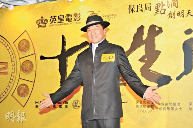 成龍發表規管香港遊行惹來港人炮轟,他解釋因愛香港才肉緊發表意見。(攝影:鍾偉茵)「龍女郎」張藍心、姚星彤(左一及左二)性感搶鏡力壓白露娜(右一),她們陪同成龍到各地宣傳。(攝影:鍾偉茵) 成龍發表規管香港遊行惹來港人炮轟,他解釋因愛香港才肉緊發表意見。(攝影:鍾偉茵)「龍女郎」張藍心、姚星彤(左一及左二)性感搶鏡力壓白露娜(右一),她們陪同成龍到各地宣傳。(攝影:鍾偉茵)