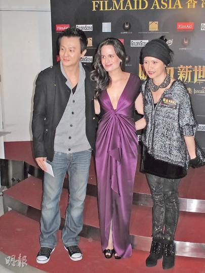 伊利莎伯維莎(中)來港出席新片首映禮,邵美琪(右)與男友施祖男(左)也來朝聖。(攝影/記者:李潔盈)占美保華偕同女友莉莉哥連斯出席首映。(攝影/記者:李潔盈)占美保華親民幫粉絲簽名。(攝影/記者:李潔盈) 伊利莎伯維莎(中)來港出席新片首映禮,邵美琪(右)與男友施祖男(左)也來朝聖。(攝影/記者:李潔盈)占美保華偕同女友莉莉哥連斯出席首映。(攝影/記者:李潔盈)占美保華親民幫粉絲簽名。(攝影/記者:李潔盈)