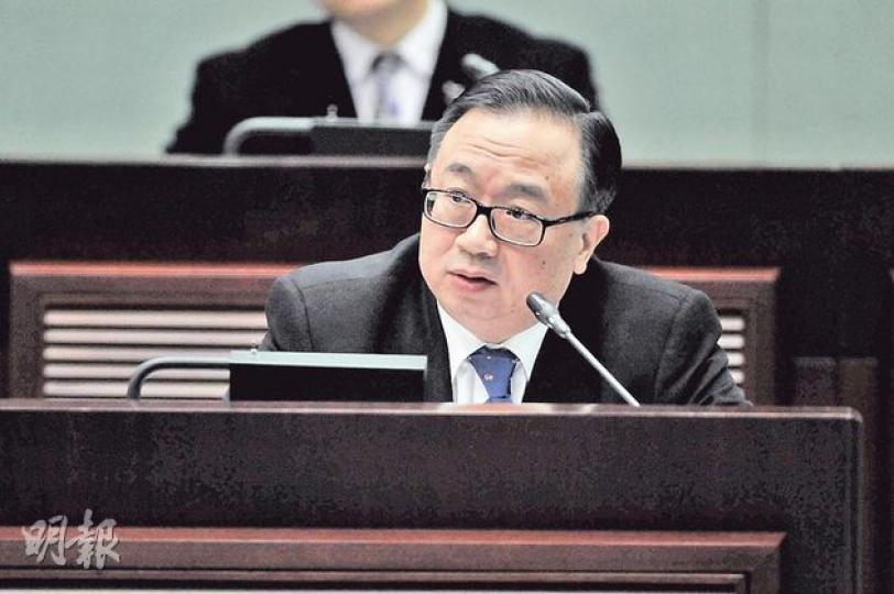 本是資深大律師的商界議員廖長江,昨反駁泛民認為若委員會召開特別會議,只會討論釋法大原則等說法。他說,因為法庭亦會處理是否接受釋法等的原則,因此「唔可以話講原則唔影響到判決」。(葉家豪攝)司法及法律事務委員會副主席郭榮鏗,昨提出在日後會議加插討論有關釋法問題。他強調並非要影響法官判決,但認為司法委員會有憲制責任討論問題。 (葉家豪攝) 本是資深大律師的商界議員廖長江,昨反駁泛民認為若委員會召開特別會議,只會討論釋法大原則等說法。他說,因為法庭亦會處理是否接受釋法等的原則,因此「唔可以話講原則唔影響到判決」。(葉家豪攝)司法及法律事務委員會副主席郭榮鏗,昨提出在日後會議加插討論有關釋法問題。他強調並非要影響法官判決,但認為司法委員會有憲制責任討論問題。 (葉家豪攝)