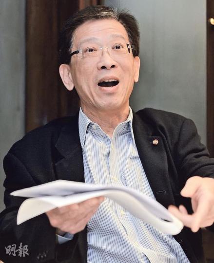 基本法研究中心主席胡漢清昨召開記者會,表明「不明白」律政司的做法,並質疑律政司的法律理據。他形容律政司長「不能將個波踢來踢去」,認為做法「推卸責任」。 (余俊亮攝) 基本法研究中心主席胡漢清昨召開記者會,表明「不明白」律政司的做法,並質疑律政司的法律理據。他形容律政司長「不能將個波踢來踢去」,認為做法「推卸責任」。 (余俊亮攝)