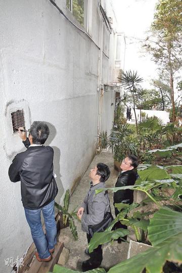 屋宇署職員本周二視察梁振英赤柱舊居時,未向在場記者透露該署11年前曾在牆內發現有僭建密室。屋宇署人員當日又發現,外牆一個可疑的通風管道,懷疑是梁振英清拆密室後,才被人加建,正追查該通風管通往何處。(郭慶輝攝) 屋宇署職員本周二視察梁振英赤柱舊居時,未向在場記者透露該署11年前曾在牆內發現有僭建密室。屋宇署人員當日又發現,外牆一個可疑的通風管道,懷疑是梁振英清拆密室後,才被人加建,正追查該通風管通往何處。(郭慶輝攝)