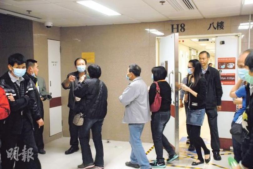 橫頭磡邨年老夫婦遭兇殘賊人入屋毆至重傷留醫,其兒子及多名由內地來港親友昨紛紛到院探望。(雲錦鋒攝) 橫頭磡邨年老夫婦遭兇殘賊人入屋毆至重傷留醫,其兒子及多名由內地來港親友昨紛紛到院探望。(雲錦鋒攝)
