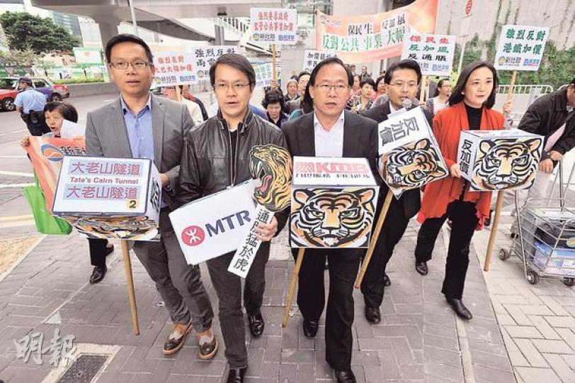 新社聯於新政總外發起反對公共事業大幅加價的示威行動,民建聯立法會議員陳恒鑌(左一),陳克勤(左二),梁志祥(左三)和葛珮帆(右一)到場支持,並手持象徵各大公共事業的「紙老虎」。(葉家豪攝) 新社聯於新政總外發起反對公共事業大幅加價的示威行動,民建聯立法會議員陳恒鑌(左一),陳克勤(左二),梁志祥(左三)和葛珮帆(右一)到場支持,並手持象徵各大公共事業的「紙老虎」。(葉家豪攝)