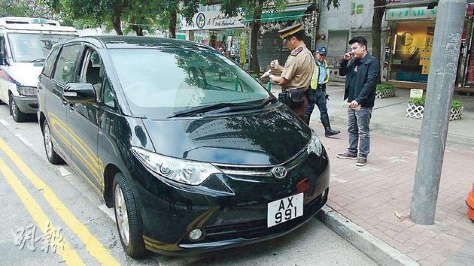 昨有姓李司機(黑衣者)因服感冒藥後眼睏,把車泊於禁區避車處小睡,遭交通督導員及警員質疑藥駕。折騰個多小時後,李通過識認藥物影響測試後,遭發出違例泊車告票,令他不滿。(林智傑攝) 昨有姓李司機(黑衣者)因服感冒藥後眼睏,把車泊於禁區避車處小睡,遭交通督導員及警員質疑藥駕。折騰個多小時後,李通過識認藥物影響測試後,遭發出違例泊車告票,令他不滿。(林智傑攝)