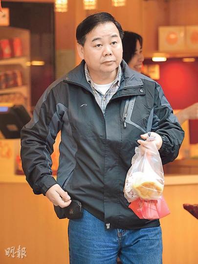 麵包食客﹕伍先生為健康着想,認為就算售價貴1至2元也能接受。(盧翊銘攝)麵包食客﹕曾婆婆稱,不會特別留意反式脂肪成分,「貴就食少啲……食得一日得一日」。(盧翊銘攝) 麵包食客﹕伍先生為健康着想,認為就算售價貴1至2元也能接受。(盧翊銘攝)麵包食客﹕曾婆婆稱,不會特別留意反式脂肪成分,「貴就食少啲……食得一日得一日」。(盧翊銘攝)