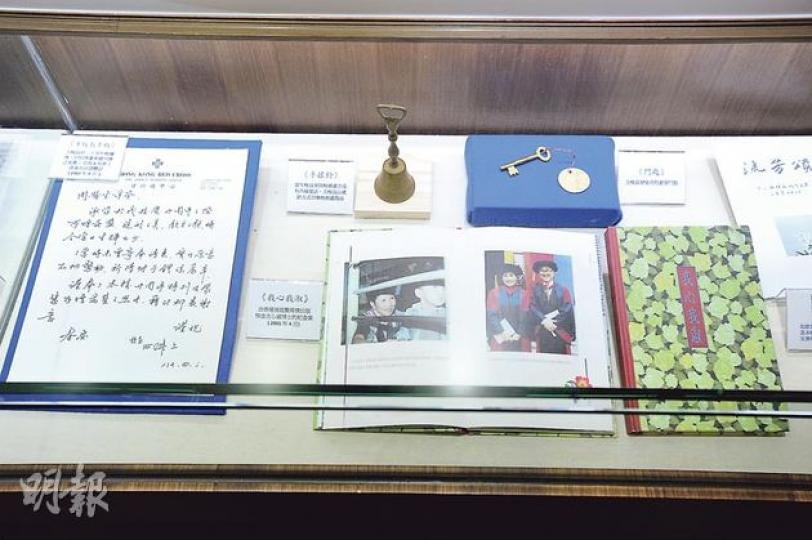 甘迺迪中心「校史室」展出多件創校校長方心淑的物品,圖中的手鈴乃當年方親自搖上、下課鐘;舊鑰匙則用以打開廚房門鎖為學生煮食。(尹錦恩攝)方敏生昨出席紅十字會甘迺迪中心「校史室」開幕禮,細說父親方心讓為協助復康學童重返社會,爭取美國基金資助成功創校,創本地特殊教育先河。(尹錦恩攝) 甘迺迪中心「校史室」展出多件創校校長方心淑的物品,圖中的手鈴乃當年方親自搖上、下課鐘;舊鑰匙則用以打開廚房門鎖為學生煮食。(尹錦恩攝)方敏生昨出席紅十字會甘迺迪中心「校史室」開幕禮,細說父親方心讓為協助復康學童重返社會,爭取美國基金資助成功創校,創本地特殊教育先河。(尹錦恩攝)