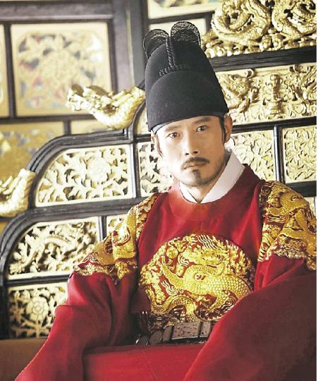 李秉憲主演的《光海,成王的男人》在韓國大鐘獎橫掃15獎,他更榮登影帝寶座。(微博圖片)林秀晶在《家有刁妻》有突破性演出。(微博圖片)全智賢在《盜賊門》造型突出,而且演技備受讚賞。(微博圖片)梁家輝憑《寒戰》入圍最佳男主角,他將是劉青雲的勁敵。(微博圖片) 李秉憲主演的《光海,成王的男人》在韓國大鐘獎橫掃15獎,他更榮登影帝寶座。(微博圖片)林秀晶在《家有刁妻》有突破性演出。(微博圖片)全智賢在《盜賊門》造型突出,而且演技備受讚賞。(微博圖片)梁家輝憑《寒戰》入圍最佳男主角,他將是劉青雲的勁敵。(微博圖片)