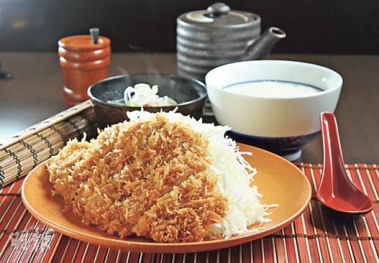 吉列豬扒定食--一塊吉列豬扒,搭配豚肉麵豉湯和白飯各一碗。嫌豬扒經油炸後略為乾身,可自行淋上吉豚屋醬汁味料。此醬汁以番茄、提子、蘋果等十多款蔬果製成,帶有淡淡果香,為店方特製,在日本更可獨立散買。豚肉麵豉湯混和了白麵豉和赤麵豉,加入豬腩肉、紅蘿蔔、洋葱、白蘿蔔和薯仔而成,用料十足。($65)(林俊源攝)野菜豚肉湯定食--兩塊炸豬柳配以一大碗豚肉麵豉湯和一碗白飯,不用60元,抵食!($59)(林俊源攝)吉列咖喱豬扒飯--吃吉列豬扒,當然少不得配日本咖喱。從日本入口的咖喱汁加入蘋果和洋葱等材料提味, 吉列豬扒定食--一塊吉列豬扒,搭配豚肉麵豉湯和白飯各一碗。嫌豬扒經油炸後略為乾身,可自行淋上吉豚屋醬汁味料。此醬汁以番茄、提子、蘋果等十多款蔬果製成,帶有淡淡果香,為店方特製,在日本更可獨立散買。豚肉麵豉湯混和了白麵豉和赤麵豉,加入豬腩肉、紅蘿蔔、洋葱、白蘿蔔和薯仔而成,用料十足。($65)(林俊源攝)野菜豚肉湯定食--兩塊炸豬柳配以一大碗豚肉麵豉湯和一碗白飯,不用60元,抵食!($59)(林俊源攝)吉列咖喱豬扒飯--吃吉列豬扒,當然少不得配日本咖喱。從日本入口的咖喱汁加入蘋果和洋葱等材料提味,