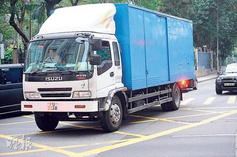 目前在本港街上行走的12萬輛柴油商用車輛中,有44%屬歐盟前期至II期的高污染車輛,本港80%路邊空氣污染物均來自老舊柴油車,令本港空氣質素遲遲未能大幅改善。(尹錦恩攝)環境局副局長陸恭蕙昨日表示,早年的資助換車計劃成效未見顯著,當局會汲取教訓,日後制訂政策時考慮加入罰則。她以「蘿蔔和棍」比喻誘因和管制,指「蘿蔔夠大時當局亦要求一定要有支棍」。當局預計下月將有新的針對政策出台。(葉家豪攝) 目前在本港街上行走的12萬輛柴油商用車輛中,有44%屬歐盟前期至II期的高污染車輛,本港80%路邊空氣污染物均來自老舊柴油車,令本港空氣質素遲遲未能大幅改善。(尹錦恩攝)環境局副局長陸恭蕙昨日表示,早年的資助換車計劃成效未見顯著,當局會汲取教訓,日後制訂政策時考慮加入罰則。她以「蘿蔔和棍」比喻誘因和管制,指「蘿蔔夠大時當局亦要求一定要有支棍」。當局預計下月將有新的針對政策出台。(葉家豪攝)