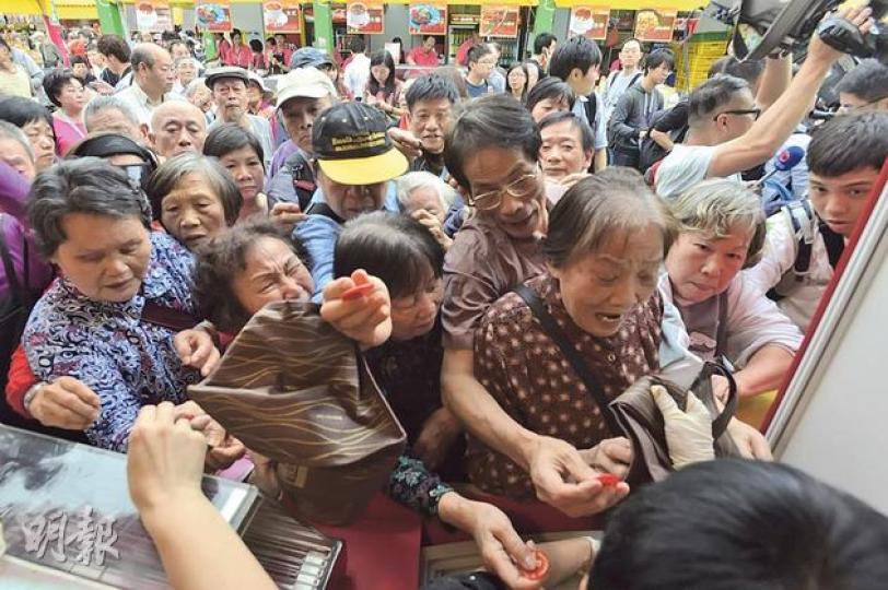 第47屆工展會開幕,1元貨品成為顧客頭號搶購目標,有參展商推出1元龍蝦,吸引大批長者蜂擁而至,部分率先取得換領代幣的顧客搶購龍蝦,更發生推撞,場面混亂。參展商鴻星表示,今日起會在攤位前加設圍欄,並加派人手維持秩序,防止再有顧客打尖。(鄧宗弘攝)持雙程證來港的廣州居民朱先生,近3年都有來港參觀工展會,今年早在周五已到港「備戰」。昨日他特別帶備數十張近千元的10元、20元鈔票,準備在會場蒐購廉價貨。入場後,朱先生亦第一時間排隊搶購「1元龍蝦」,成功搶得心頭好(左手手持)。(鄧宗弘攝)60餘歲的梁女士 第47屆工展會開幕,1元貨品成為顧客頭號搶購目標,有參展商推出1元龍蝦,吸引大批長者蜂擁而至,部分率先取得換領代幣的顧客搶購龍蝦,更發生推撞,場面混亂。參展商鴻星表示,今日起會在攤位前加設圍欄,並加派人手維持秩序,防止再有顧客打尖。(鄧宗弘攝)持雙程證來港的廣州居民朱先生,近3年都有來港參觀工展會,今年早在周五已到港「備戰」。昨日他特別帶備數十張近千元的10元、20元鈔票,準備在會場蒐購廉價貨。入場後,朱先生亦第一時間排隊搶購「1元龍蝦」,成功搶得心頭好(左手手持)。(鄧宗弘攝)60餘歲的梁女士
