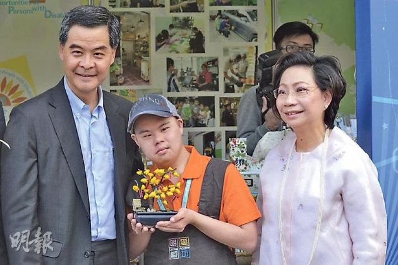 特首梁振英(左)及夫人(右)(鄧宗弘攝)商經局長蘇錦樑(楊德銘攝) 特首梁振英(左)及夫人(右)(鄧宗弘攝)商經局長蘇錦樑(楊德銘攝)
