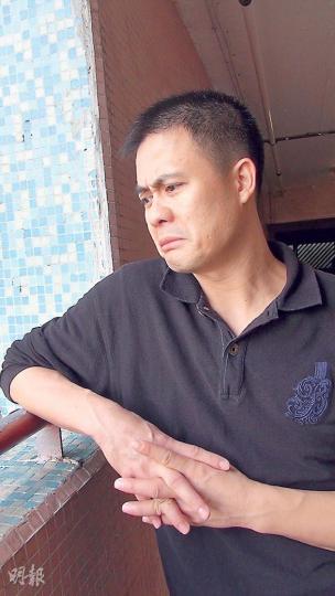 劫殺案中82歲男死者徐炳祥居住內地的侄兒葉先生,接報後與妻兒趕來香港探望,但趕不及見姑丈最後一面,他昨悲慟不已,斥責兇徒冷血。(林智傑攝)橫頭磡邨有長者被賊人入屋劫殺,街坊人心惶惶,區議員召開緊急居民大會提醒居民如何自保及避開賊人,吸引數十名長者為主的街坊出席。(林智傑攝) 劫殺案中82歲男死者徐炳祥居住內地的侄兒葉先生,接報後與妻兒趕來香港探望,但趕不及見姑丈最後一面,他昨悲慟不已,斥責兇徒冷血。(林智傑攝)橫頭磡邨有長者被賊人入屋劫殺,街坊人心惶惶,區議員召開緊急居民大會提醒居民如何自保及避開賊人,吸引數十名長者為主的街坊出席。(林智傑攝)