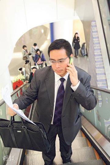 從事保險業的鄭禮蓬(圖)表示,保險經紀任何時候都要解答客戶的問題,以及在客人下班後談保單。他希望標準工時立法能令一般打工仔長工時有改善,保險從業員也可受惠。(林俊源攝) 從事保險業的鄭禮蓬(圖)表示,保險經紀任何時候都要解答客戶的問題,以及在客人下班後談保單。他希望標準工時立法能令一般打工仔長工時有改善,保險從業員也可受惠。(林俊源攝)