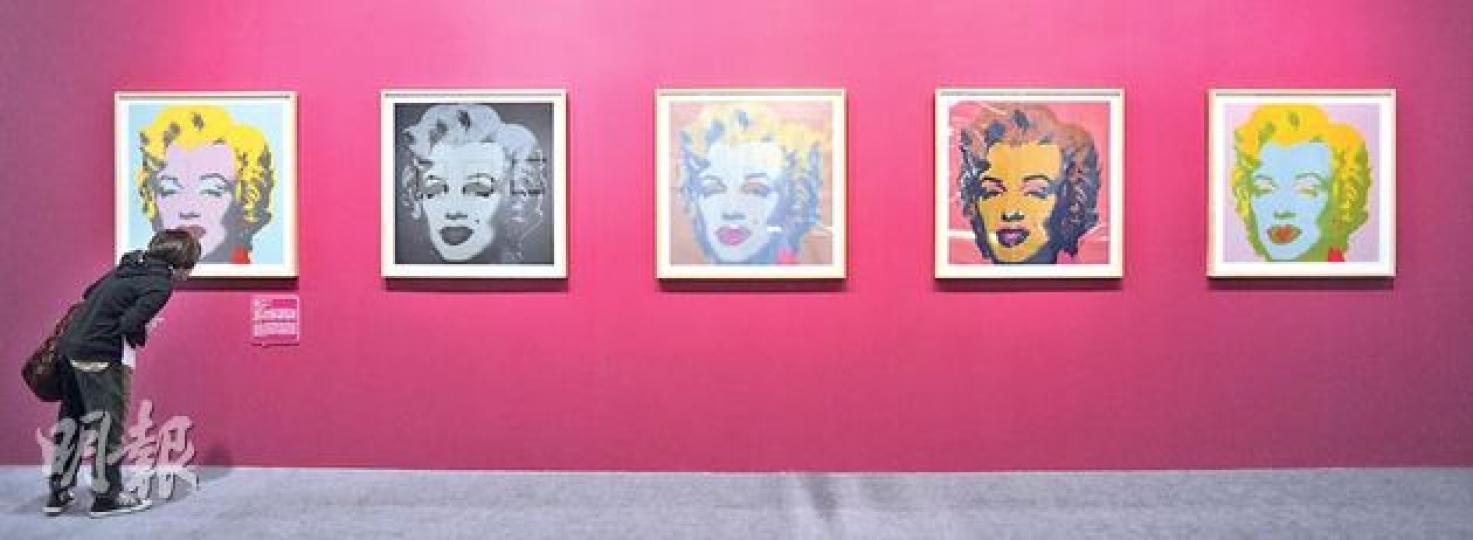 安迪華荷於展出金寶濃湯罐系列的個人展覽完結後,便得悉一代女星瑪麗蓮夢露的死訊,並決定以夢露於1953年為電影《飛瀑慾潮》拍攝的劇照為藍本,創作超過50幅的瑪麗蓮夢露畫作系列(見圖),成為另一經典。(余俊亮攝)安迪華荷於1960年代起從廣告插圖創作轉型為普普藝術創作,1962年他於首個個人普普藝術展覽中展示的一共40張的金寶濃湯罐系列畫作系列,被評為「貼近當代美國生活」,成為普普藝術中的經典。(余俊亮攝) 安迪華荷於展出金寶濃湯罐系列的個人展覽完結後,便得悉一代女星瑪麗蓮夢露的死訊,並決定以夢露於1953年為電影《飛瀑慾潮》拍攝的劇照為藍本,創作超過50幅的瑪麗蓮夢露畫作系列(見圖),成為另一經典。(余俊亮攝)安迪華荷於1960年代起從廣告插圖創作轉型為普普藝術創作,1962年他於首個個人普普藝術展覽中展示的一共40張的金寶濃湯罐系列畫作系列,被評為「貼近當代美國生活」,成為普普藝術中的經典。(余俊亮攝)