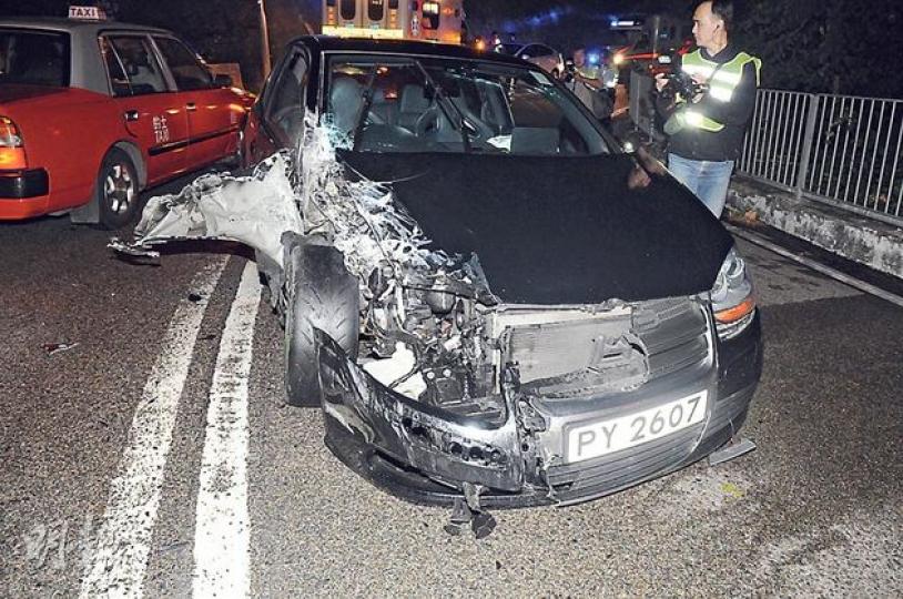 涉轉彎時失控越過雙白線的私家車被專線小巴「輾過」,右邊車身亦如開罐頭般被扯開,幸司機僅受輕傷。(蔡方山攝) 涉轉彎時失控越過雙白線的私家車被專線小巴「輾過」,右邊車身亦如開罐頭般被扯開,幸司機僅受輕傷。(蔡方山攝)