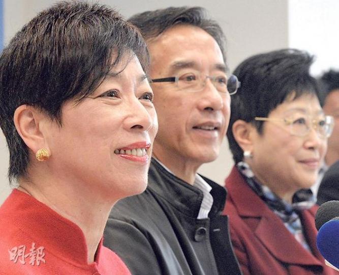曾任立法局、立法會和行政會議成員的周梁淑怡(左一),昨自動當選自由黨新任主席。周梁淑怡在記者會上表示,自由黨將修改黨章,設黨魁一職,外界預料會由現任自由黨發言人的立法會議員田北俊(左二)出任。 (鄧宗弘攝) 曾任立法局、立法會和行政會議成員的周梁淑怡(左一),昨自動當選自由黨新任主席。周梁淑怡在記者會上表示,自由黨將修改黨章,設黨魁一職,外界預料會由現任自由黨發言人的立法會議員田北俊(左二)出任。 (鄧宗弘攝)