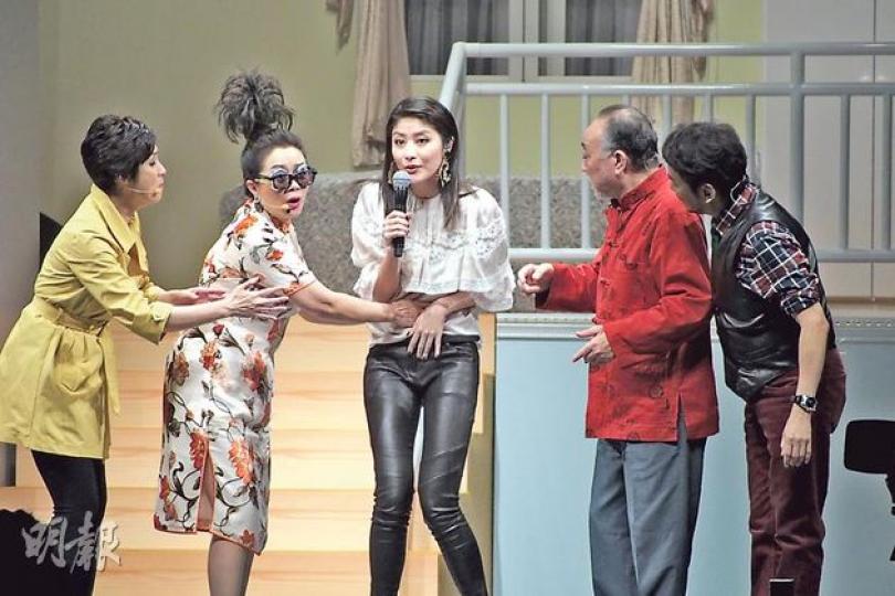大姐明在台上「爆肚」,摸着Kelly的肚說﹕「我想生叉燒,可否教我。」(攝影﹕梁迺楠) 大姐明在台上「爆肚」,摸着Kelly的肚說﹕「我想生叉燒,可否教我。」(攝影﹕梁迺楠)