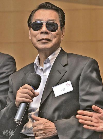 全港首名接受心臟移植手術的「一哥」趙雲開現年68歲,他表示20年前移植了21歲青年的心臟,故現在自己不過「40多歲」,仍十分年輕。(鄧宗弘攝) 全港首名接受心臟移植手術的「一哥」趙雲開現年68歲,他表示20年前移植了21歲青年的心臟,故現在自己不過「40多歲」,仍十分年輕。(鄧宗弘攝)