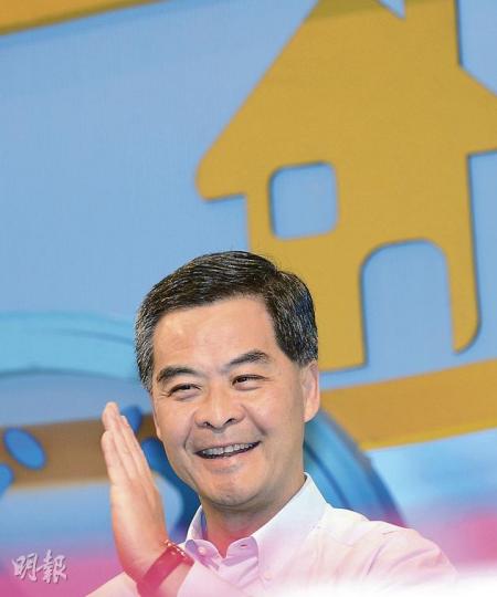 特首梁振英回應市民要求派8000元時,指政府要做好扶貧工作,錢應該派到有需要的人手中。(盧翊銘攝) 特首梁振英回應市民要求派8000元時,指政府要做好扶貧工作,錢應該派到有需要的人手中。(盧翊銘攝)