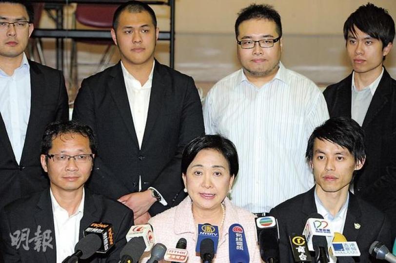 劉慧卿(前排中)昨以16票之微,壓倒單仲偕當選民主黨主席,聲言該黨日後面對中央及梁振英政府的立場將更強硬。圖前排左為副主席蔡耀昌,右為副主席羅健熙,後排為部分年輕中委成員,左起為柴文瀚、譚俊傑、趙家賢及鄺俊宇。(尹錦恩攝)(明報製圖) 劉慧卿(前排中)昨以16票之微,壓倒單仲偕當選民主黨主席,聲言該黨日後面對中央及梁振英政府的立場將更強硬。圖前排左為副主席蔡耀昌,右為副主席羅健熙,後排為部分年輕中委成員,左起為柴文瀚、譚俊傑、趙家賢及鄺俊宇。(尹錦恩攝)(明報製圖)
