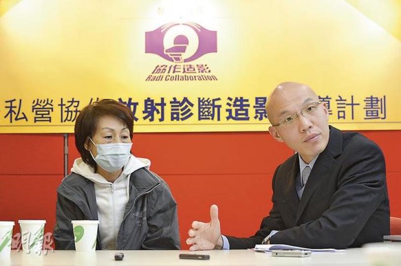 醫管局高級行政經理陳金海醫生(右)講解資助計劃詳情,圖左為計劃參加者黎女士。(鄧宗弘攝) 醫管局高級行政經理陳金海醫生(右)講解資助計劃詳情,圖左為計劃參加者黎女士。(鄧宗弘攝)