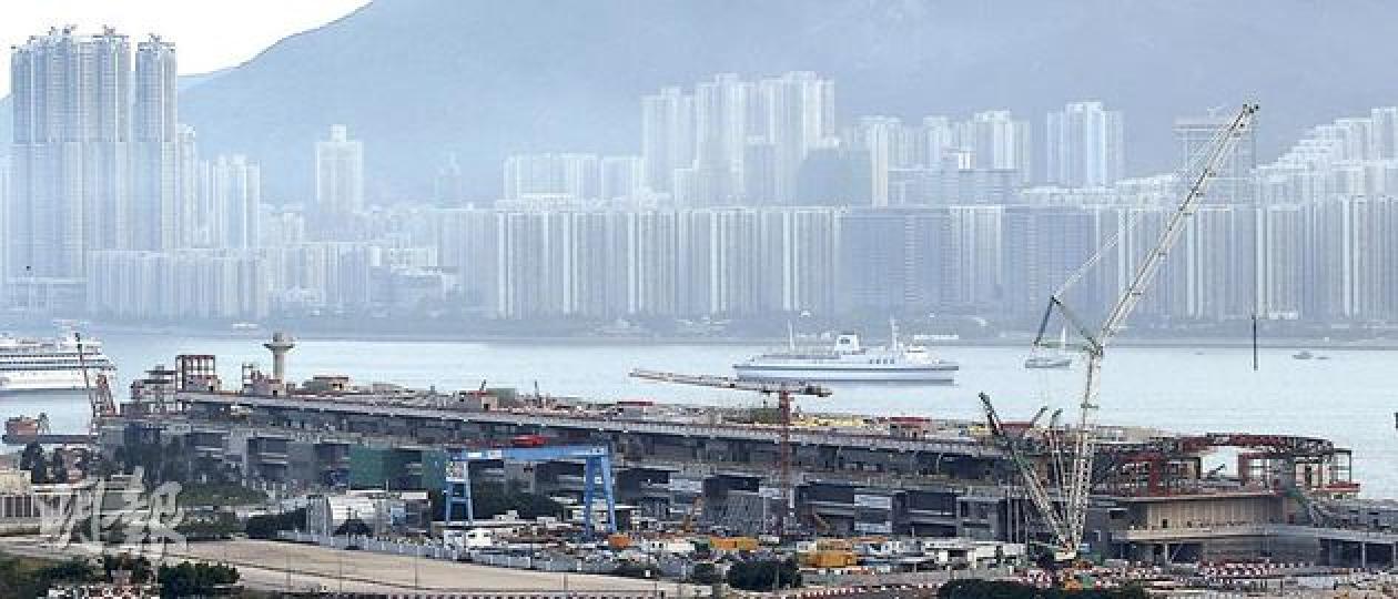 啟德郵輪碼頭目前仍在趕工,基本建築已大致完成,尚待內部裝修及外牆粉飾,預計下年中可啟用。(李澤彤攝) 啟德郵輪碼頭目前仍在趕工,基本建築已大致完成,尚待內部裝修及外牆粉飾,預計下年中可啟用。(李澤彤攝)